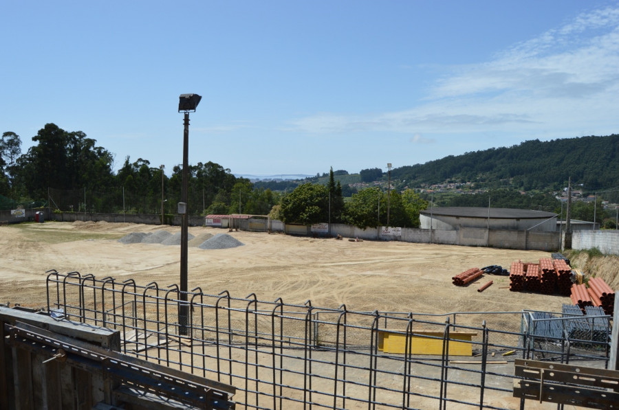 Las obras del campo de fútbol de Dorrón avanzan con el cierre perimetral y la dotación de servicios básicos
