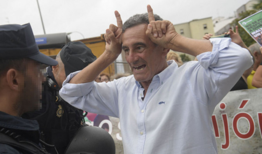 Cientos de antitaurinos protestan por la "barbarie" del retorno de los toros a Gijón