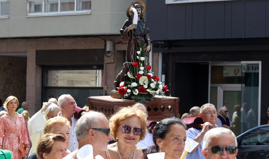 Auga para todos, Vilagarcía se empapa por San Roque al ritmo de “Triunfo”