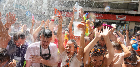 Los bares de Vilagarcía que pongan barras en la Festa da Auga tendrán que instalar urinarios en la calle