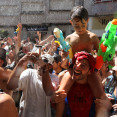 Fiesta agua niño pistolas celebración familiar