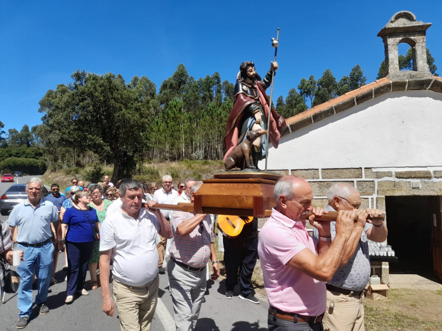 Más de un millar de ribeirenses mantienen viva la tradición de celebrar la festividad de San Roque en la capilla de A Granxa