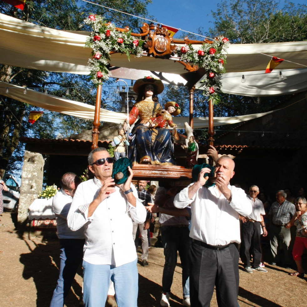 Verbenas, procesión y mejillones y queimada gratis aderezan la romería de la Divina Pastora en Cambados
