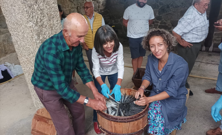 O Grove revive la tradición de “cargar o morto” en Moreiras con las sardinas listas para degustar