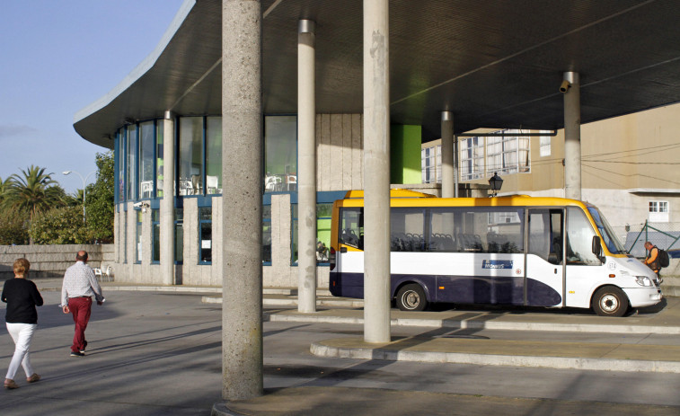 A Illa reclama a la Xunta mejoras en el transporte  al perder más frecuencias