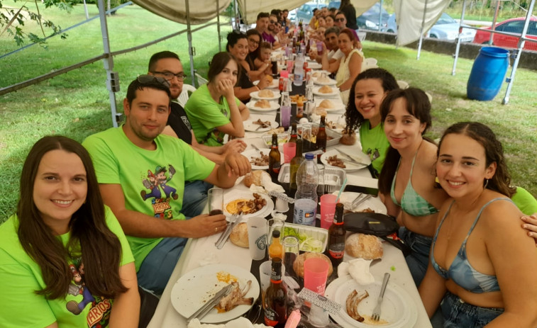 Las peñas boirenses se divierten en una nueva romería en el parque de A Cachada