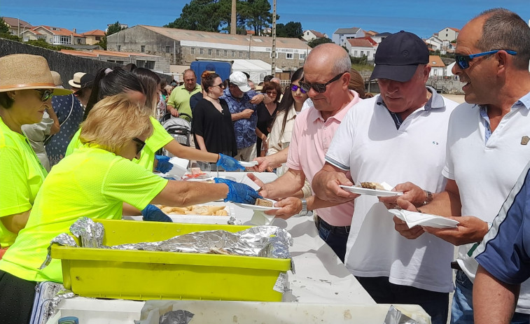 Agotados los 400 kilos de sardinas asadas y otras viandas que se sirvieron en las Festas de Castiñeiras