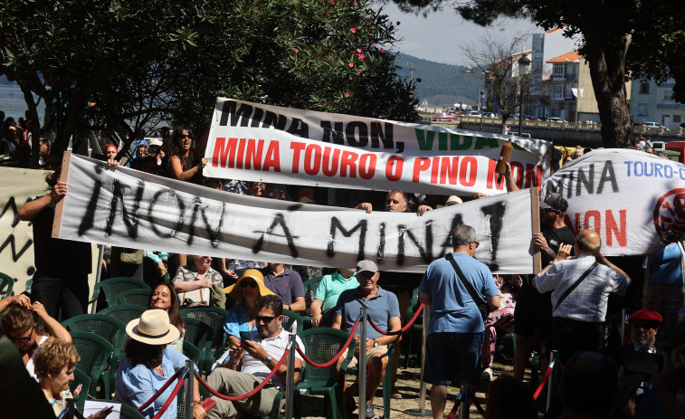 Carril recupera la Festa da Ameixa con gran éxito y entre protestas por la mina de Touro