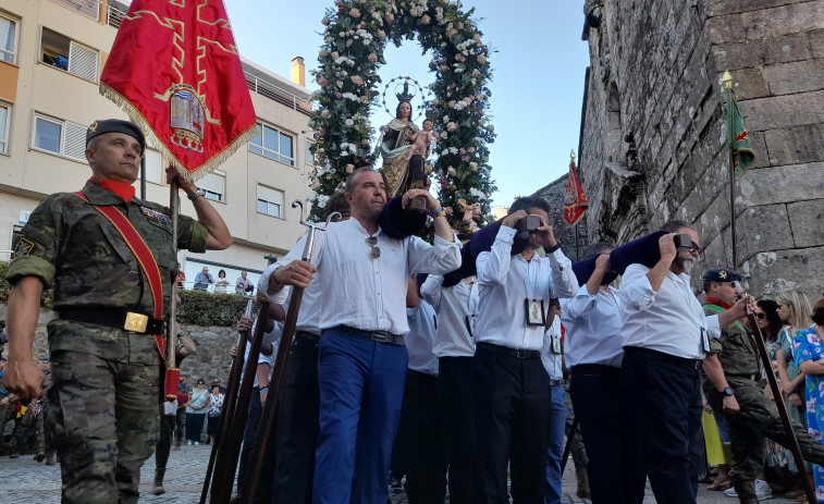 A Pobra honró al Carme dos Pincheiros con las tradicionales procesión y ofrenda floral