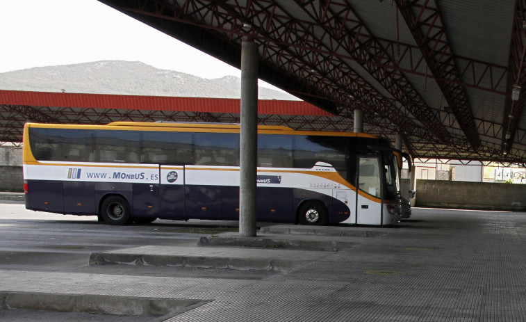 La Xunta defiende las líneas de bus e indica que no constan quejas de A Illa