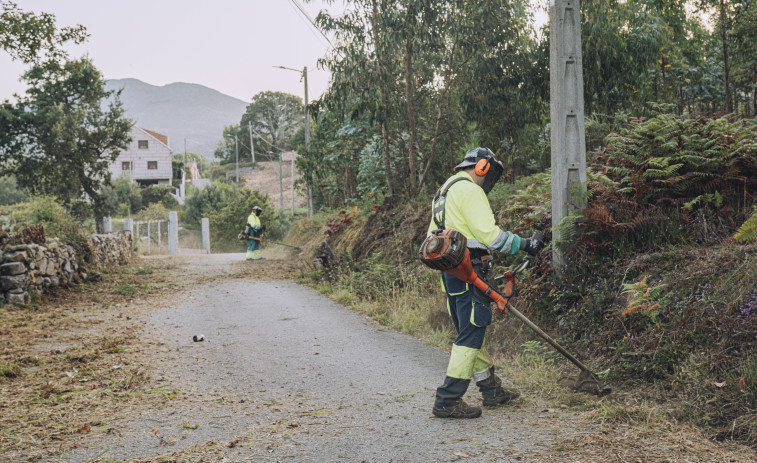 Desbrozados más de 25 kilómetros de carreteras y caminos de titularidad municipal en Ribeira