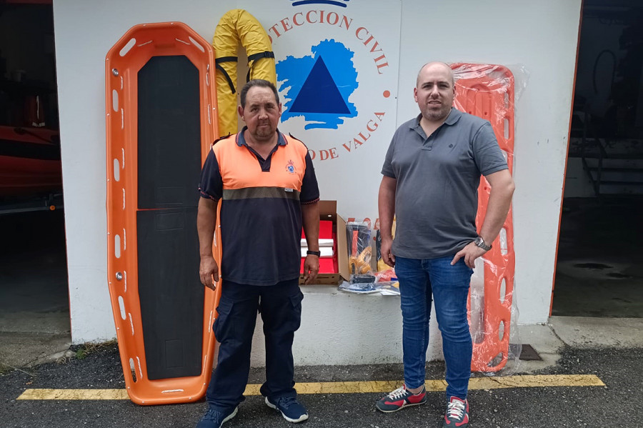 Protección Civil de Valga recibe una donación de material de rescate por parte de un vecino
