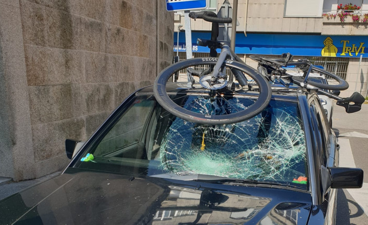 Un ciclista isleño resulta herido en un accidente con un coche en Cambados