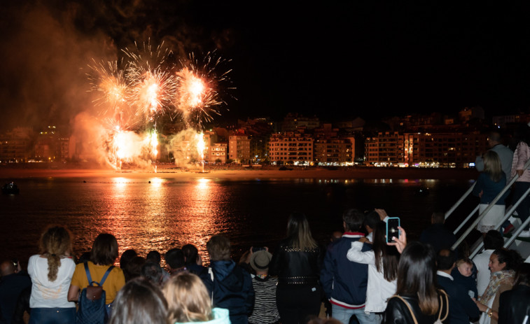 La Naviera Mar de Ons ofrece un servicio especial para ver los fuegos de las fiestas de Sanxenxo desde el mar