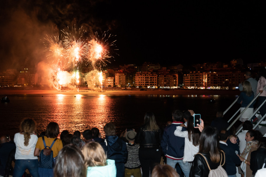 La Naviera Mar de Ons ofrece un servicio especial para ver los fuegos de las fiestas de Sanxenxo desde el mar