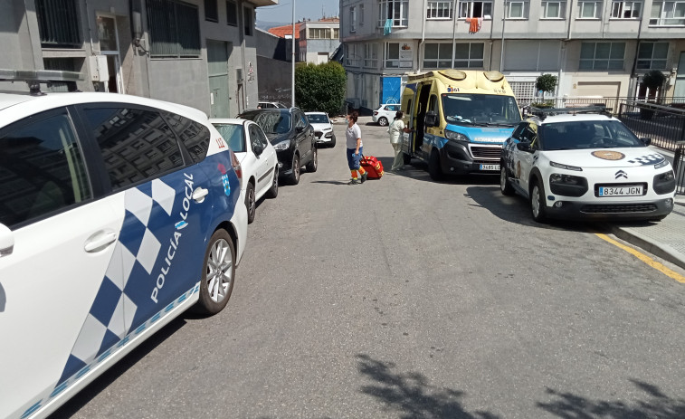 Movilizados la Policía Local y el 061 por la actitud agresivo de un vecino de Ribeira, que se acabó encerrando en una habitación