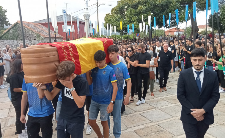 Rianxo y el mundo del remo lloran al joven Adrián Neo Romero en su último adiós