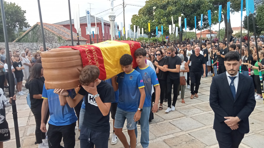 Rianxo y el mundo del remo lloran al joven Adrián Neo Romero en su último adiós