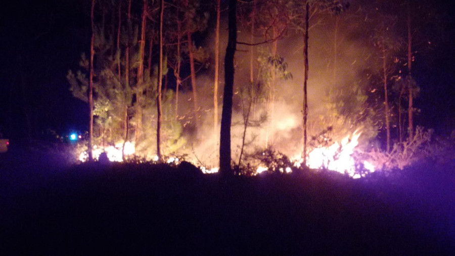 Sofocan un incendio que afectó a 4.800 metros cuadrados de monte en Corvillón