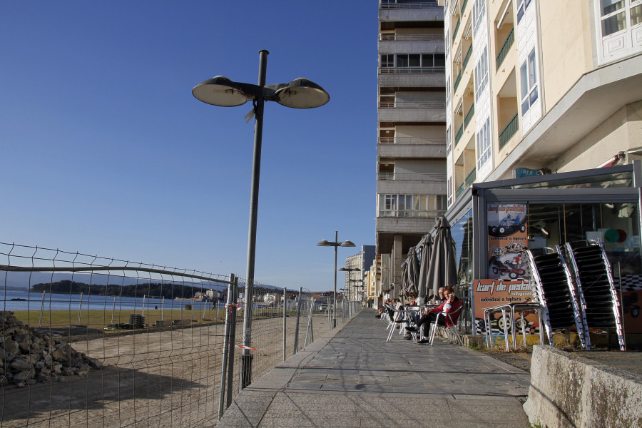 Apela a la Declaración de los Derechos Humanos para evitar que le tiren una terraza ilegal en Vilagarcía