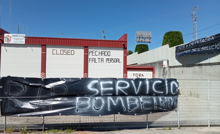 Comite de huelga y mesa intersindical de Bomberos de Galicia indignados con el cierre del parque de Ribeira