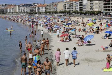Bañistas playa de silgar agosto