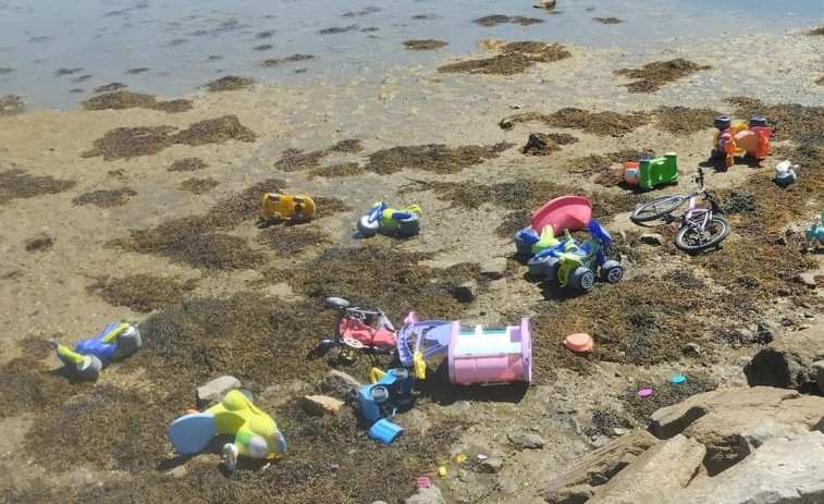 Vecinos de As Besadas denuncian la fea acción de una persona que tiró al mar los juguetes para los niños del parque de A Graña