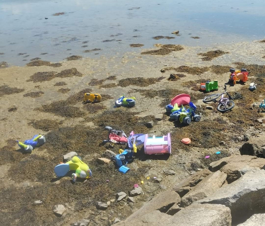 Vecinos de As Besadas denuncian la fea acción de una persona que tiró al mar los juguetes para los niños del parque de A Graña