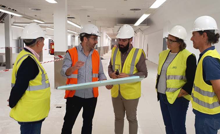 Bustelo visita las obras del nuevo Eroski Center en Rianxo, que prevé generar unos 40 empleos