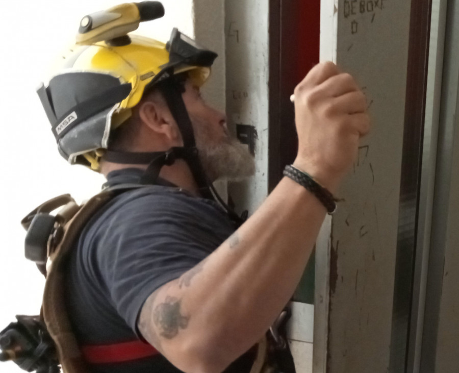 Rescatado un repartidor del pan que quedó atrapado en el interior de un ascensor que se averió en A Pobra