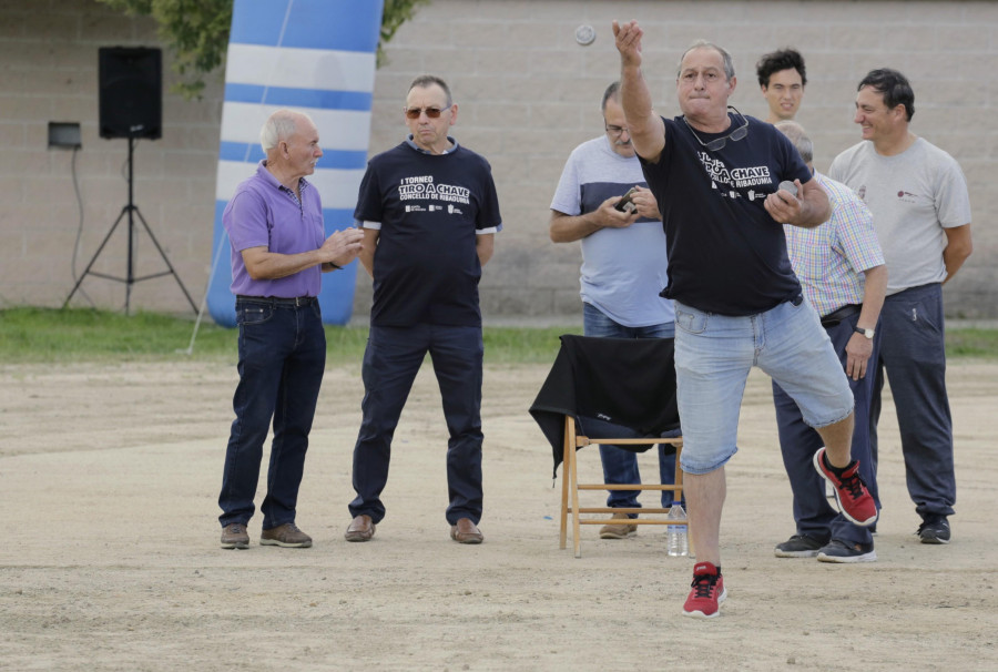 El I Torneo de tiro á chave de Ribadumia atrae a medio centenar de participantes