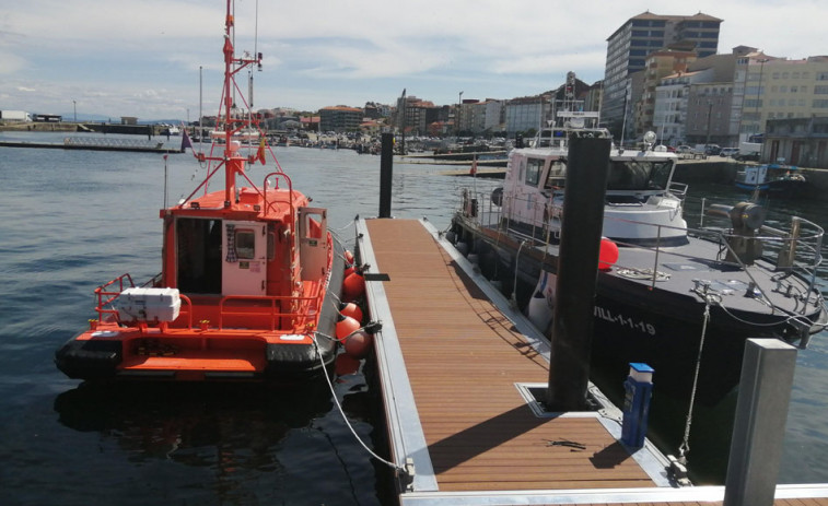 Trasladan a dos tripulantes de una embarcación tras chocar contra una batea cerca del islote de Pedregoso