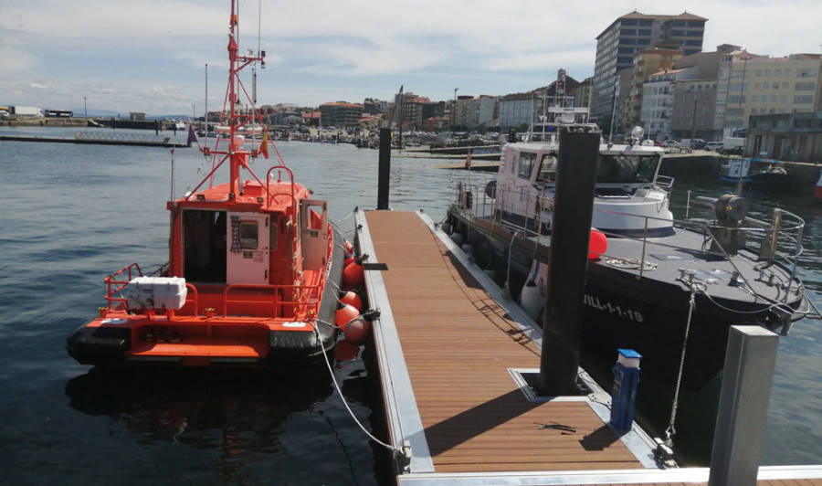 Trasladan a dos tripulantes de una embarcación tras chocar contra una batea cerca del islote de Pedregoso