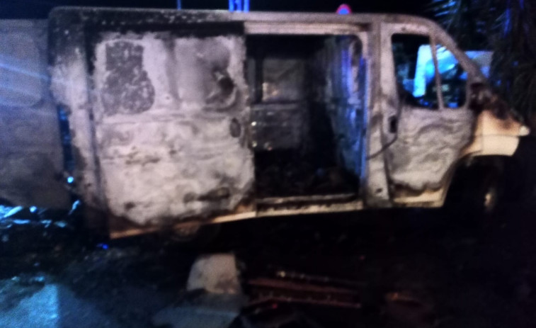 Un incendio calcina la furgoneta de una pirotecnia que estaba aparcada en Meaño tras hacer un trabajo en una boda