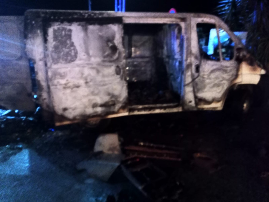 Un incendio calcina la furgoneta de una pirotecnia que estaba aparcada en Meaño tras hacer un trabajo en una boda