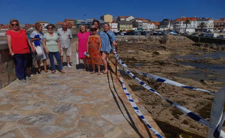 La Xunta sustituirá a principios de otoño las barandillas en mal estado del puerto de Corrubedo