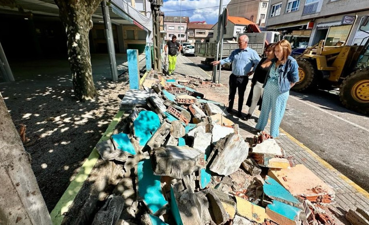 Vilanova derriba el quiosco ruinoso y sin actividad que estaba pegado al cierre del CEIP Xulio Camba