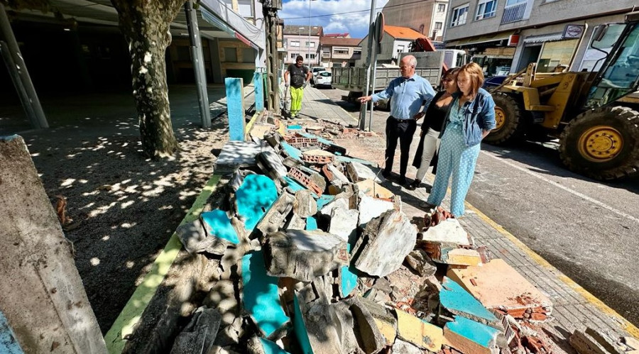 Vilanova derriba el quiosco ruinoso y sin actividad que estaba pegado al cierre del CEIP Xulio Camba