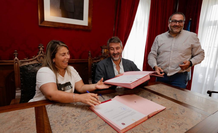 Ravella aporta 4.500 euros euros para acabar con las filtraciones de agua en el centro social de A Laxe