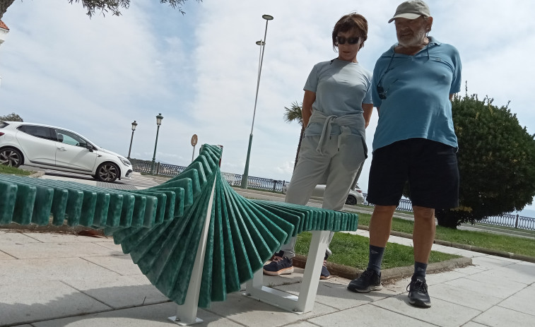 Reportaje | Una segunda vida para los residuos plásticos marinos en forma de banco en Ribeira