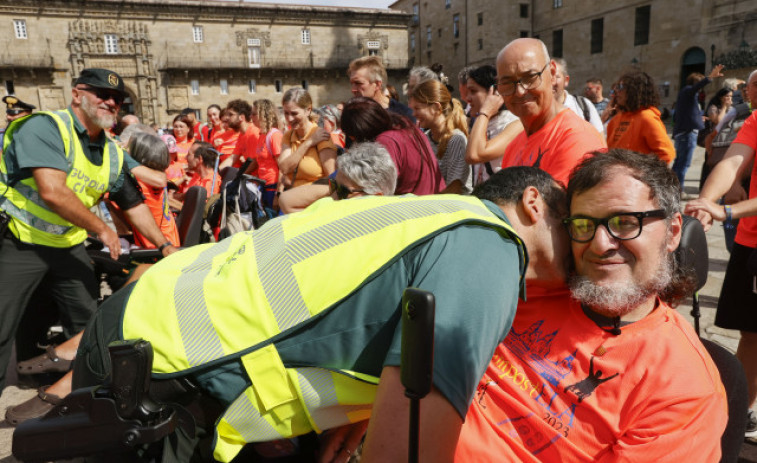 Un grupo de personas con ELA se reivindica en el Camino de Santiago