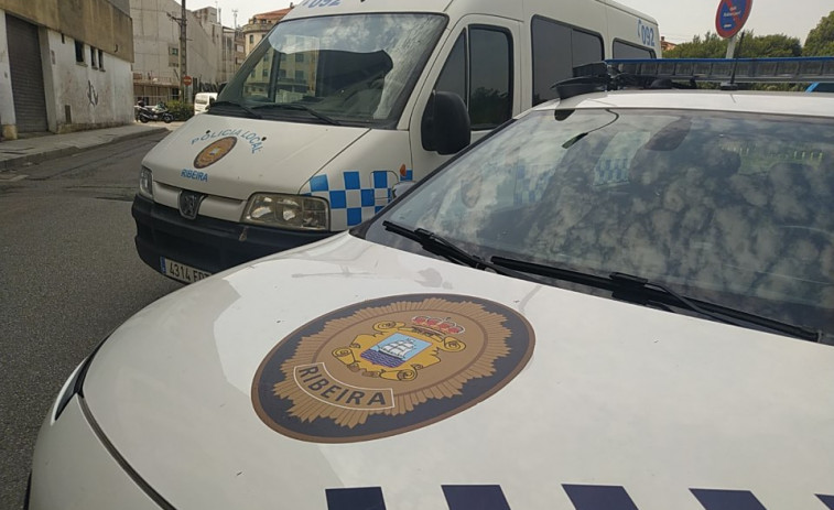 La Policía Local de Ribeira denuncia a un conductor por ir a los mandos de un coche con el carnet caducado