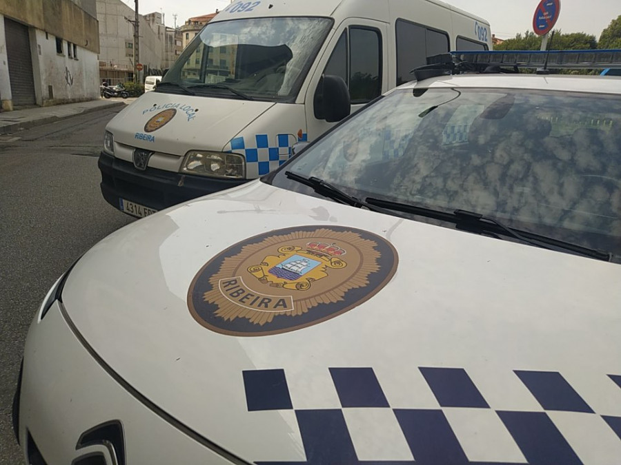 La Policía Local de Ribeira denuncia a un conductor por ir a los mandos de un coche con el carnet caducado