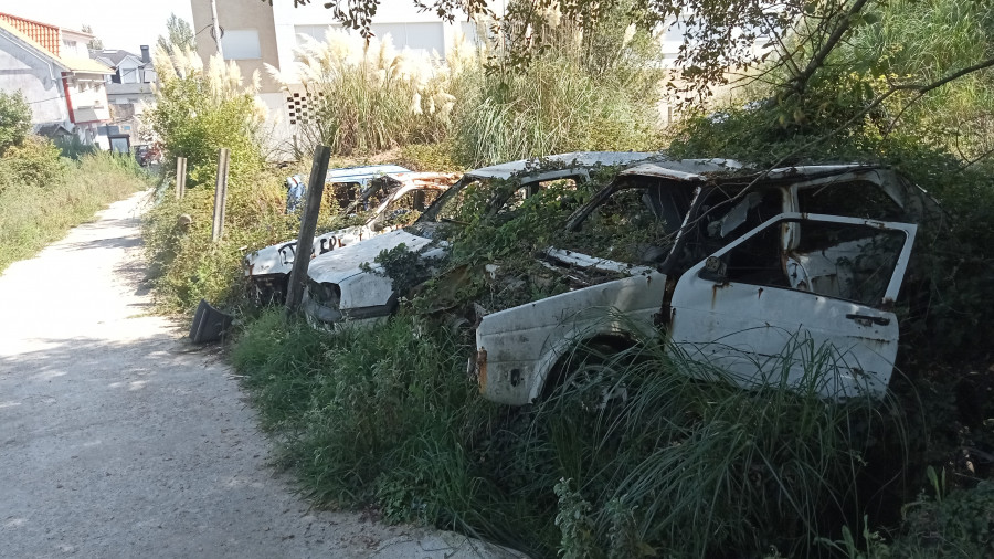 El PP reclama a la Xunta la retirada de los vehículos intervenidos y que están abandonados en Ribeira