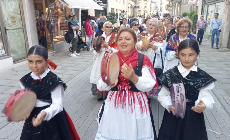 Unas 200 personas participaron en Ribeira en la III Ruada do Traxe Galego, que acabó con una pasarela