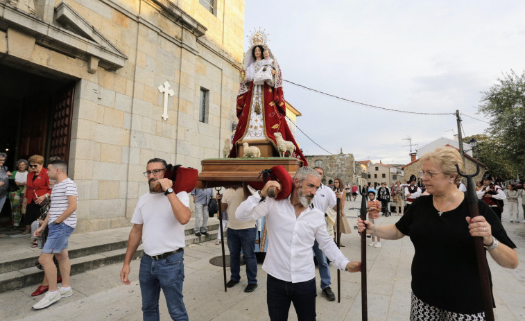Vilanova venera a su copatrona, Nuestra Señora de la Pastoriza, con la tradicional procesión