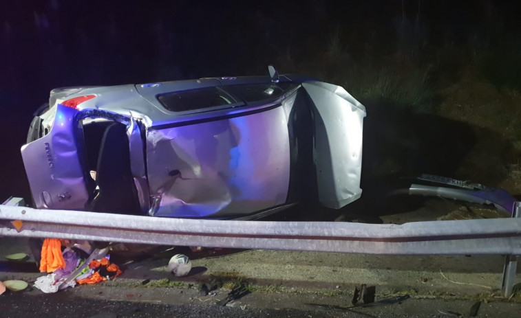 Herido un conductor que sufrió un accidente con vuelco de su coche en la Autovía do Barbanza, en Ribeira