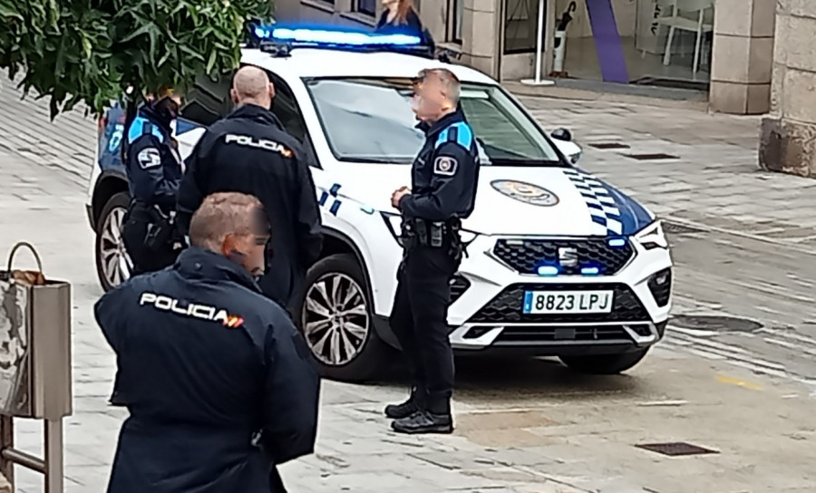 Detenida una mujer en Ribeira acusada de un robo usando el método del despiste