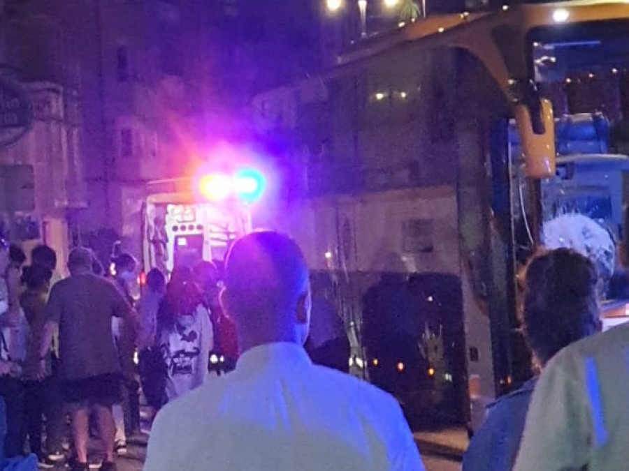 Herido grave un ciclista al ser arrollado por un autobús en el casco urbano de A Pobra
