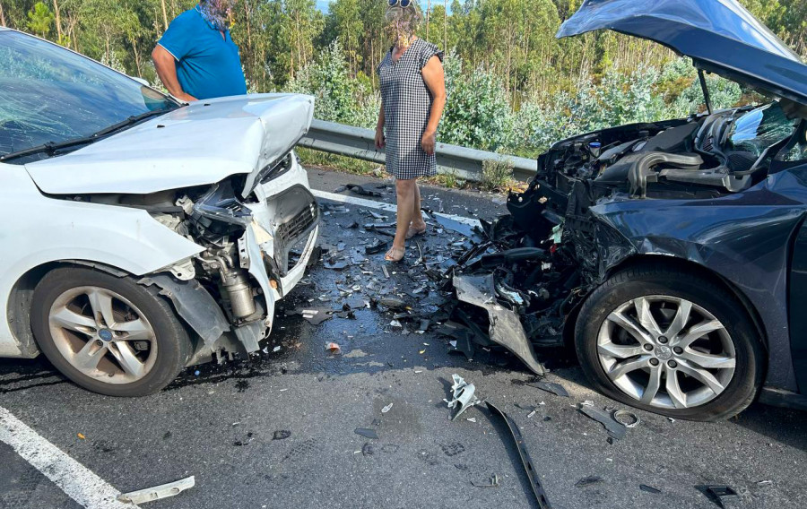 Evacuadas al Hospital do Barbanza cinco personas heridas, dos de ellas menores de edad, en un accidente con choque frontal en Ribeira